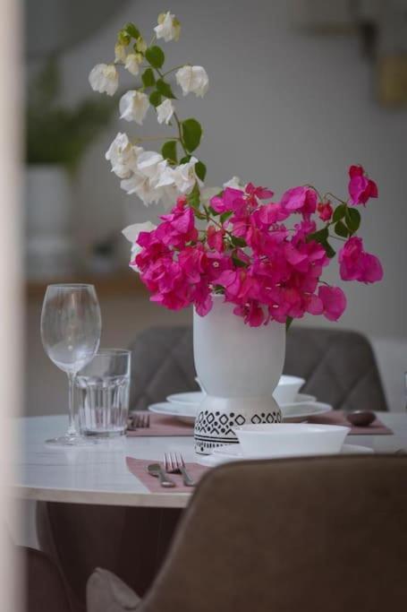 Pame Rentals - Cozy Glyfada Stay With Free Parking Athens Ngoại thất bức ảnh